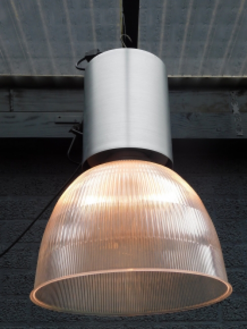 Fraaie grote  metalen antieke industriële  hanglamp met fraaie lichtkap.