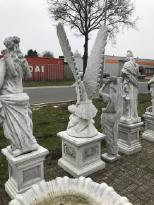 Adelaar beeld, tuinbeeld, zeer groot, dierenbeeld op sokkel, steen