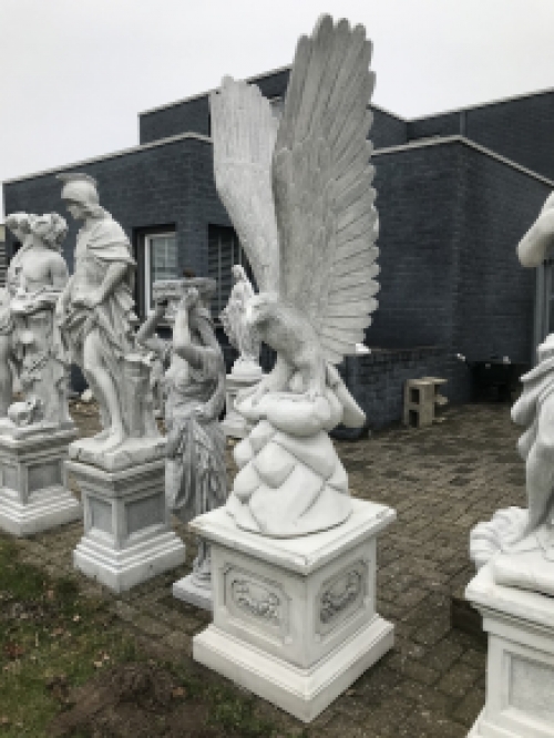 Adelaar beeld, tuinbeeld, zeer groot, dierenbeeld op sokkel, steen