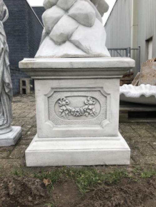 Adelaar beeld, tuinbeeld, zeer groot, dierenbeeld op sokkel, steen