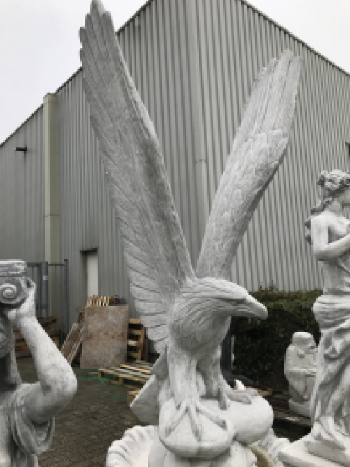 Adelaar beeld, tuinbeeld, zeer groot, dierenbeeld op sokkel, steen