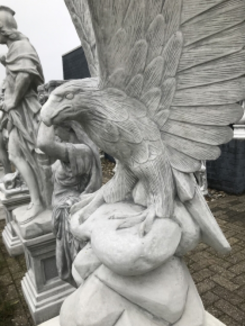 Adelaar beeld, tuinbeeld, zeer groot, dierenbeeld op sokkel, steen