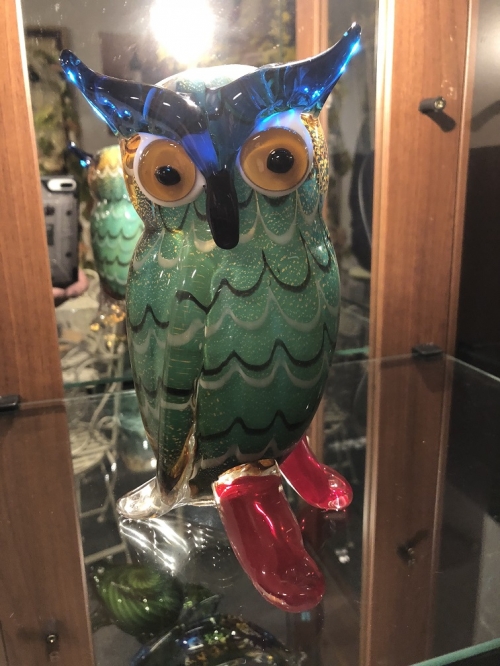 Schöne Skulptur einer grasenden Kuh, wunderschön koloriert, ein echter Blickfang!