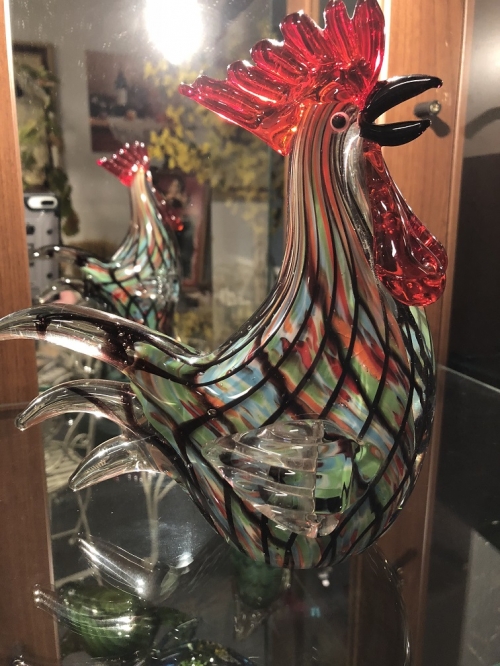 Schöne Skulptur einer grasenden Kuh, wunderschön koloriert, ein echter Blickfang!