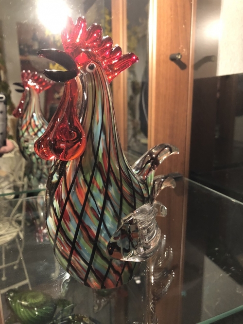 Schöne Skulptur einer grasenden Kuh, wunderschön koloriert, ein echter Blickfang!