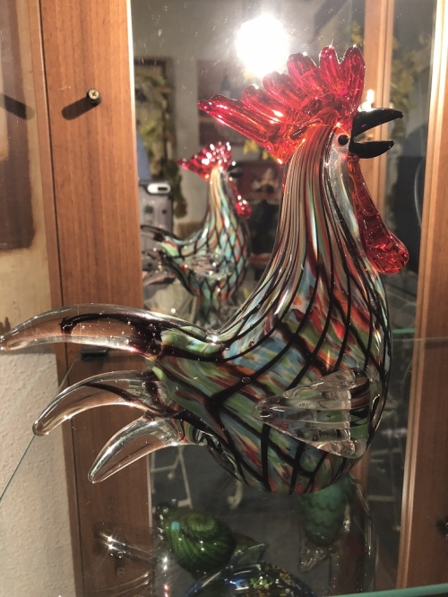 Schöne Skulptur einer grasenden Kuh, wunderschön koloriert, ein echter Blickfang!