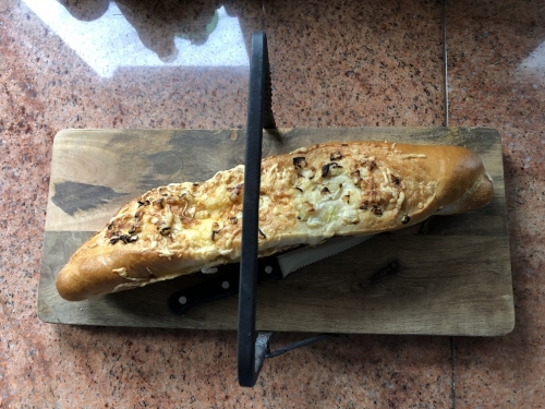 Snijplank met smeedijzeren beugel, Keukenbord, ontbijtplank, Worstplank houten brood plank .