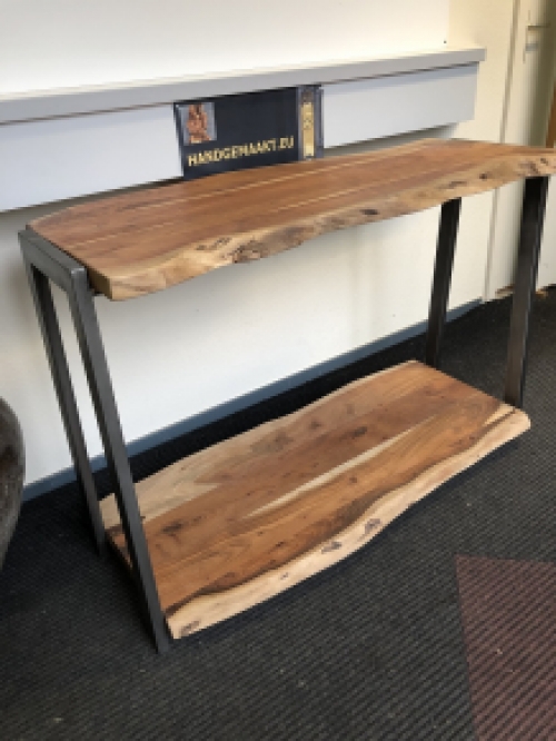 HOE FRAAI IS DEZE DUBBELE BOOMSTAMTAFEL MET GIETIJZEREN ONDERSTEL ALS SIDETABLE