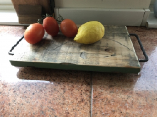 Onderzetter, snijblad met metalen handvat, rustiek dienblad gemaakt van massief hout