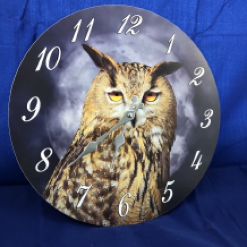 Wooden clock with an image of an eagle owl.