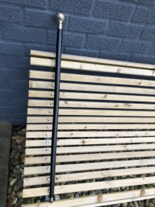 Wandelstok met mooie nikkelen handknop. en zwarte houten steel.