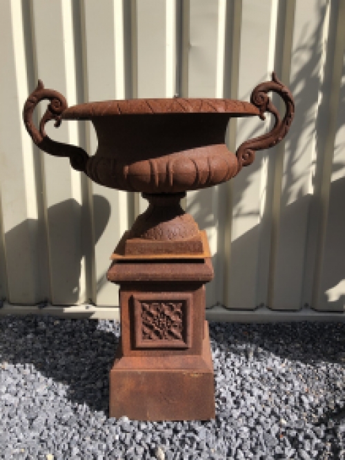 Vase aus Gusseisen auf gusseiserner Säule, schwer und robust