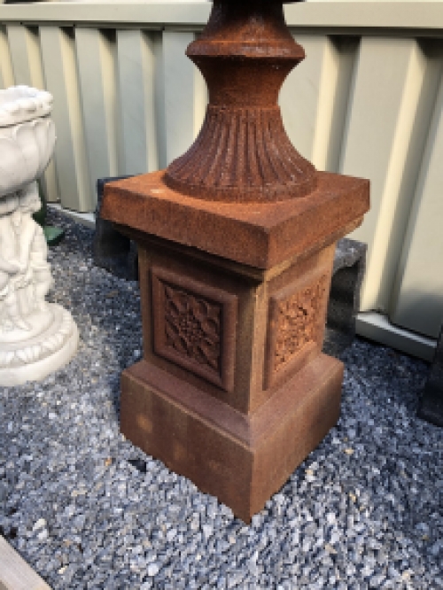 Vase aus Gusseisen auf gusseiserner Säule, schwer und robust