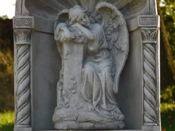 Klassische Kapelle mit ruhendem Engel – 65 cm – Grau/Weiß – Stein