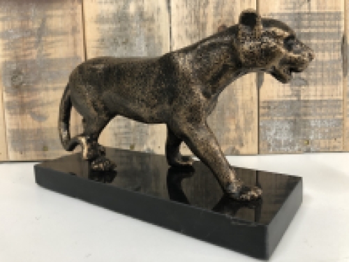 Skulptur Leopard, Eisen massiv, Bronzeoptik mit Marmorplatte