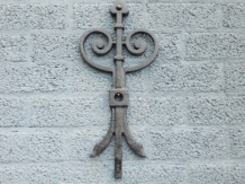 Wall/beam anchor with screw holes, cast iron, beautiful beautiful anchor!!!