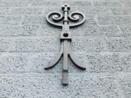 Wall/beam anchor with screw holes, cast iron, beautiful beautiful anchor!!!