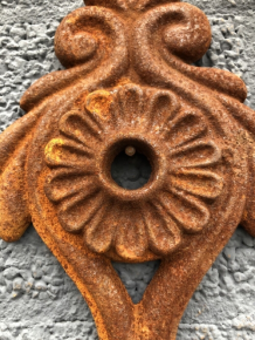 Wall anchor, cast iron, rust, Florerei