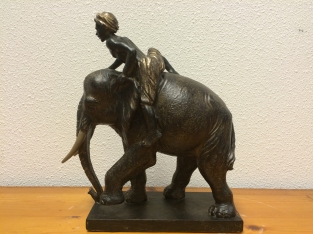 1 Skulptur olifant met ruiter, Polystein