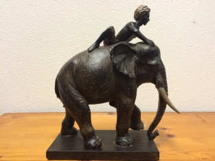 1 Skulptur olifant met ruiter, Polystein