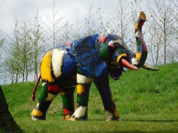 Handgefertigter Elefant mit erhobenem Rüssel – Metall – ca. 175 cm – Afrikanisches Design