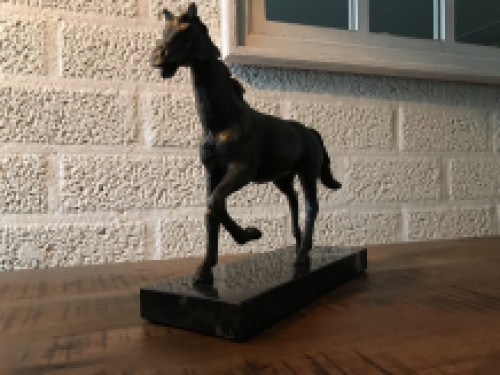 1 horse sculpture , solid cast iron, bronze -look