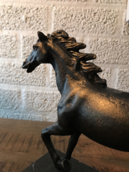 1 horse sculpture , solid cast iron, bronze -look