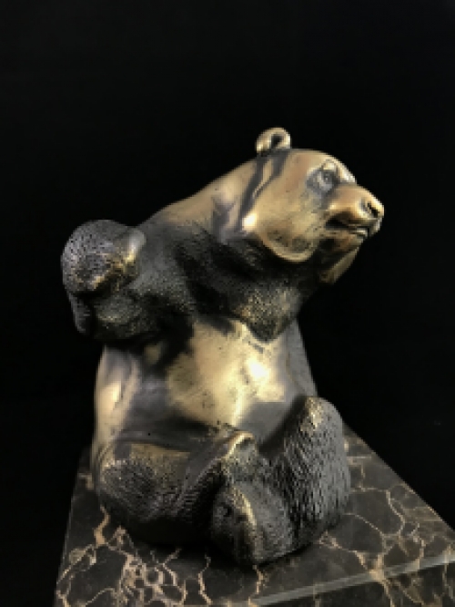 Een bronzen beeld/sculptuur van een zittende panda, op mooie grote voet!