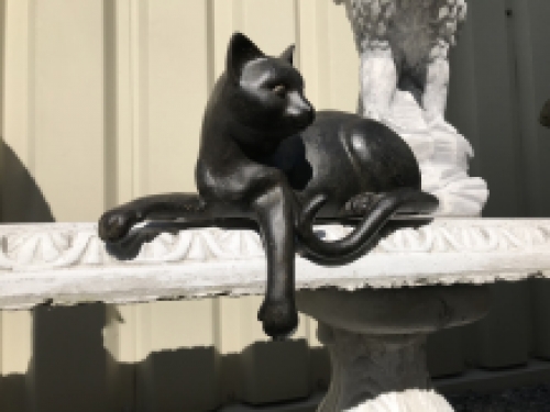 1 sculptuur liggende kat uit Polystein, mooi!!