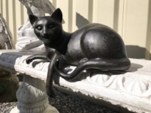 1 sculptuur liggende kat uit Polystein, mooi!!