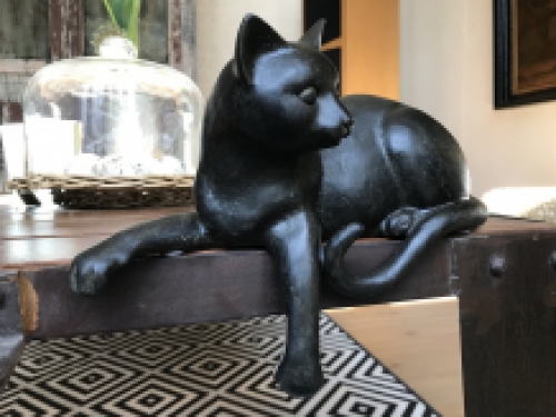 1 sculptuur liggende kat uit Polystein, mooi!!