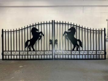 Beautiful black wrought-iron gate – 433 cm wide – featuring a rearing horse