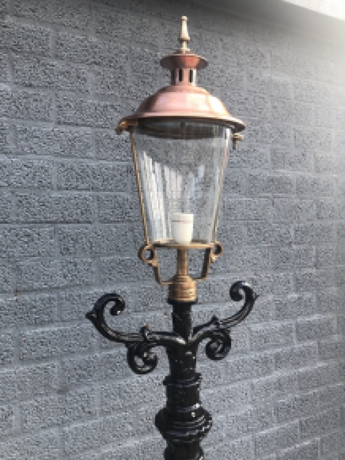 Buitenlamp, lantaarn met keramische fitting en glas, gegoten aluminium paal, zwart, met koperen ronde kap, hoog 240 cm