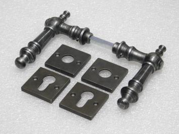 Set Türgriffe Victoria + Türgriff- und Schlossrosetten, quadratisch – Gusseisen, verzinkt