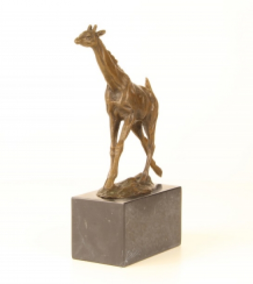 Een bronzen beeld/sculptuur van een giraffe