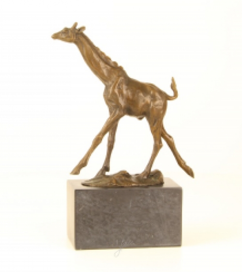 Een bronzen beeld/sculptuur van een giraffe