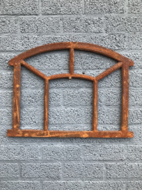 Cast iron stable window menze large