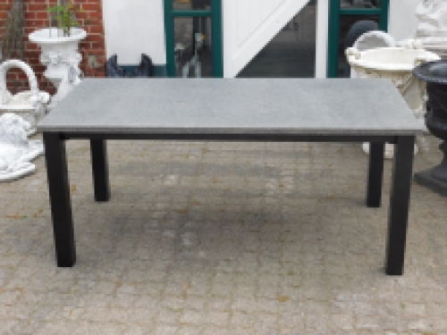 Exclusieve tuintafel - graniet met stalen frame