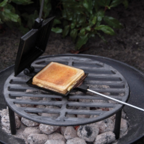 Tosti ijzer voor boven het kampvuur, fantastisch resultaat en gezellig!!