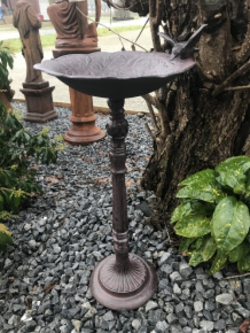 Fraai vogelbad op voet, met leuk decoratief vogeltje op de rand van het bad, gietijzer