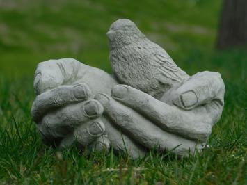 Laatste: vogelbad - handen met vogel - steen