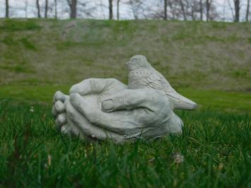 Laatste: vogelbad - handen met vogel - steen