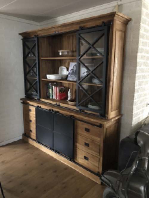 Prachtige industriële wandkast, koloniaal hout met metalen afwerking. TOPSTUK!! LAATSTE!!