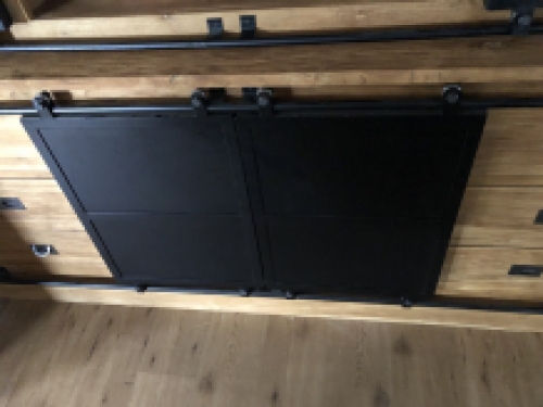 Prachtige industriële wandkast, koloniaal hout met metalen afwerking. TOPSTUK!! LAATSTE!!