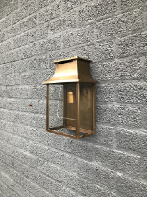 Mooie wandlamp / buitenlamp, vervaardigd uit vol messing, prachtige hotellamp met een nostalgische uitstraling!