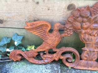Wall ornament doves eating berries, cast iron, rest.