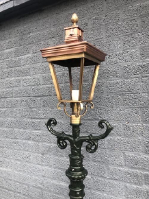 Buitenlamp, lantaarn met keramische fitting en glas, gegoten aluminium paal, groen, met koperen vierkante kap, hoog 240 cm.