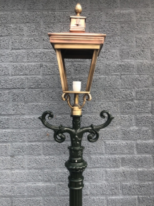 Buitenlamp, lantaarn met keramische fitting en glas, gegoten aluminium paal, groen, met koperen vierkante kap, hoog 240 cm.