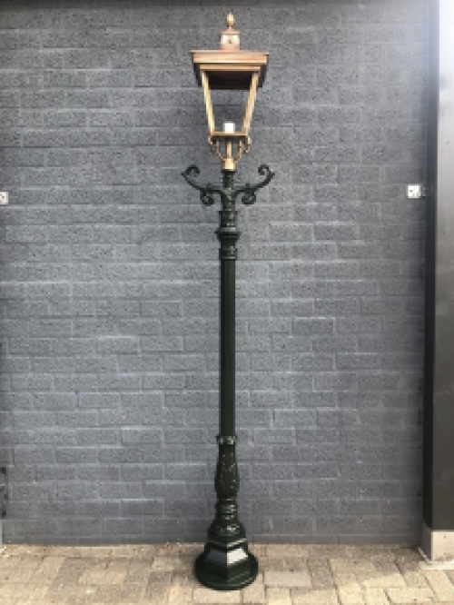 Buitenlamp, lantaarn met keramische fitting en glas, gegoten aluminium paal, groen, met koperen vierkante kap, hoog 240 cm.